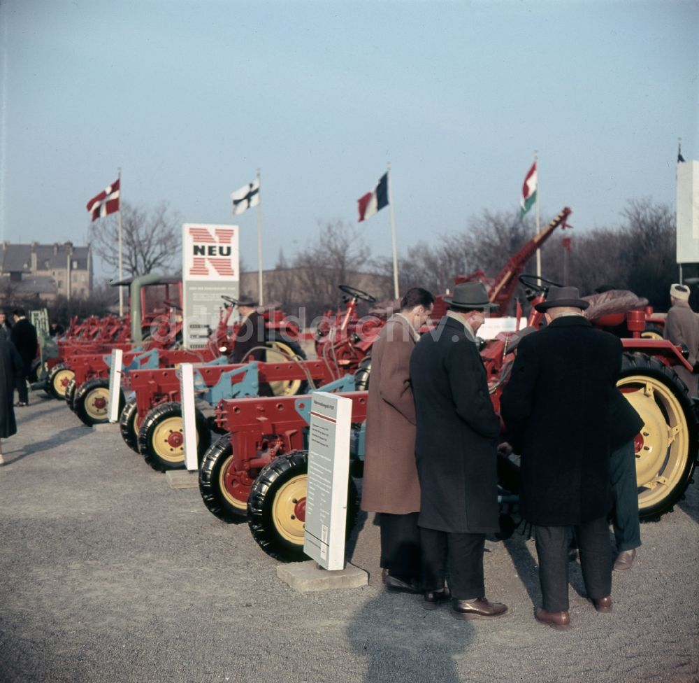 DDR-Fotoarchiv: Leipzig - Besucher interessieren sich für Landmaschinen und Traktoren auf dem Freigelände der Leipziger Messe in Leipzig im Bundesland Sachsen auf dem Gebiet der ehemaligen DDR, Deutsche Demokratische Republik