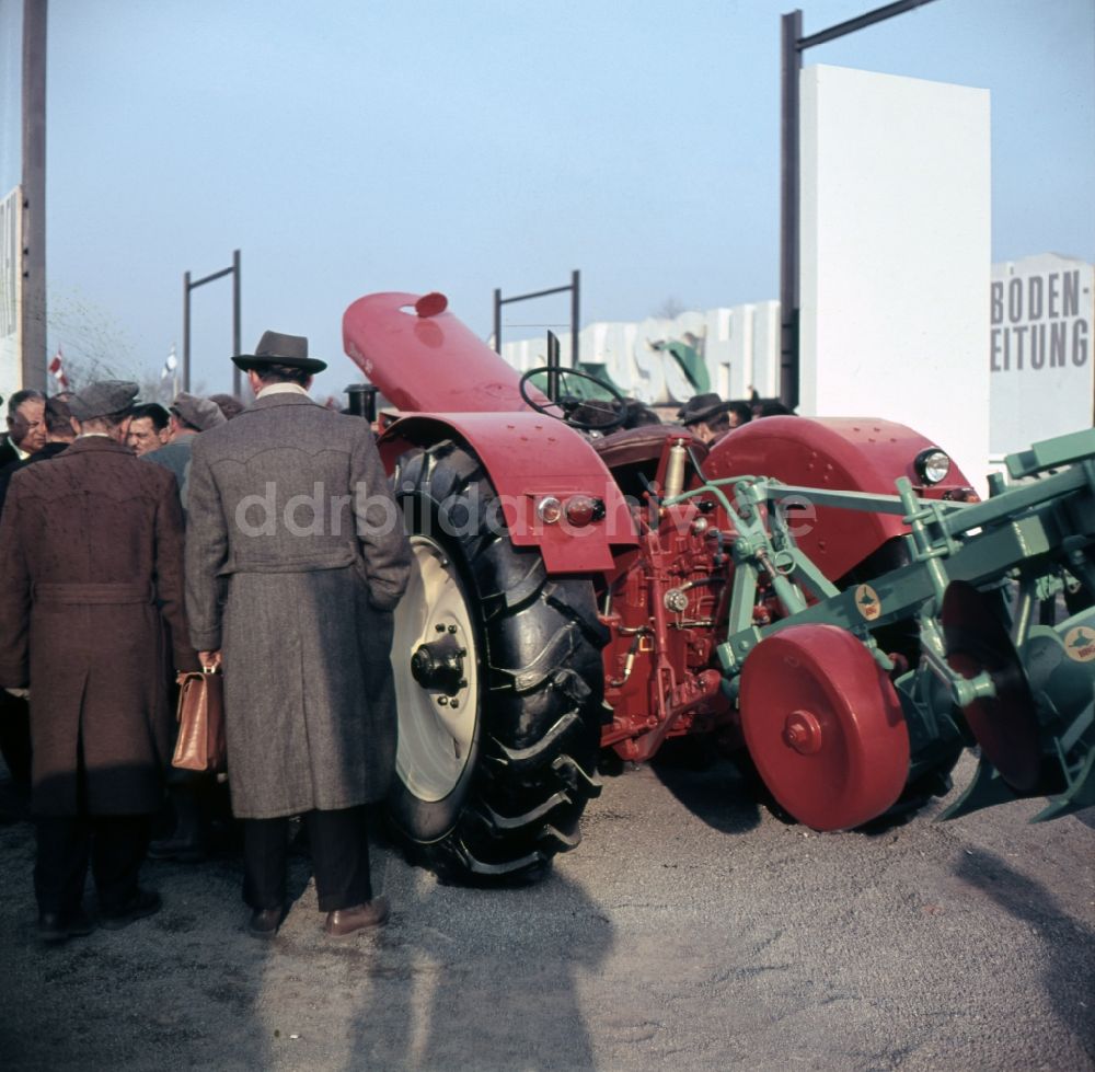 DDR-Bildarchiv: Leipzig - Besucher interessieren sich für Landmaschinen und Traktoren auf dem Freigelände der Leipziger Messe in Leipzig in Sachsen in der DDR