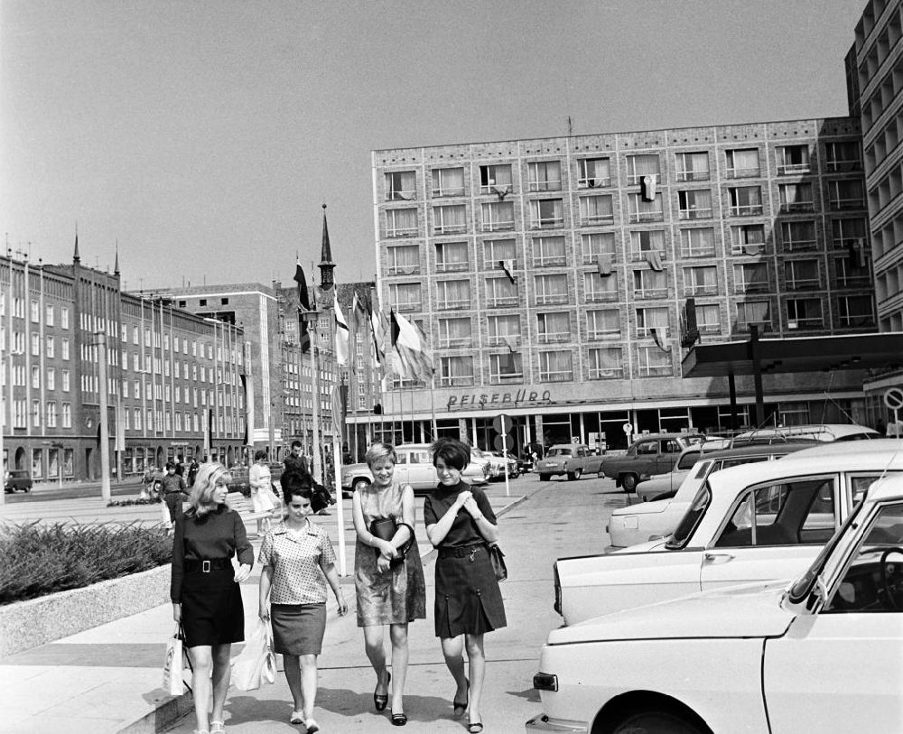 DDR-Bildarchiv: Rostock - Besucher in Rostock während der Ostseewoche