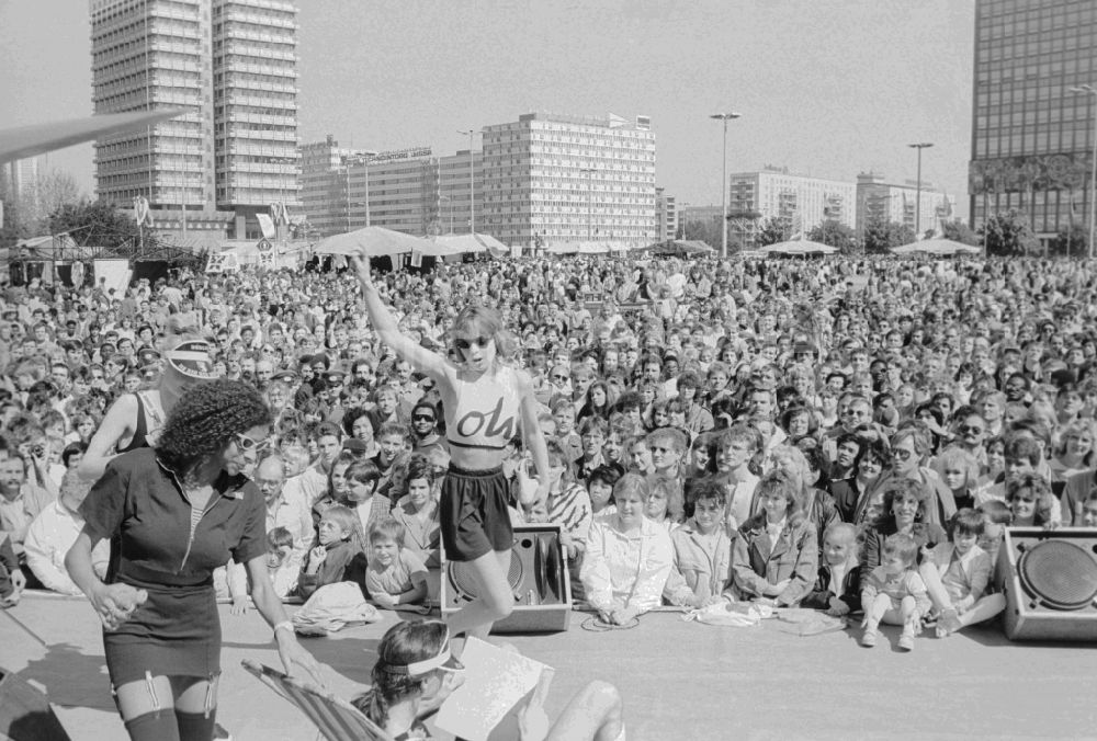 DDR-Fotoarchiv: Berlin - Besucher auf dem Volksfest zum 1. Mai am Alexanderplatz in Berlin