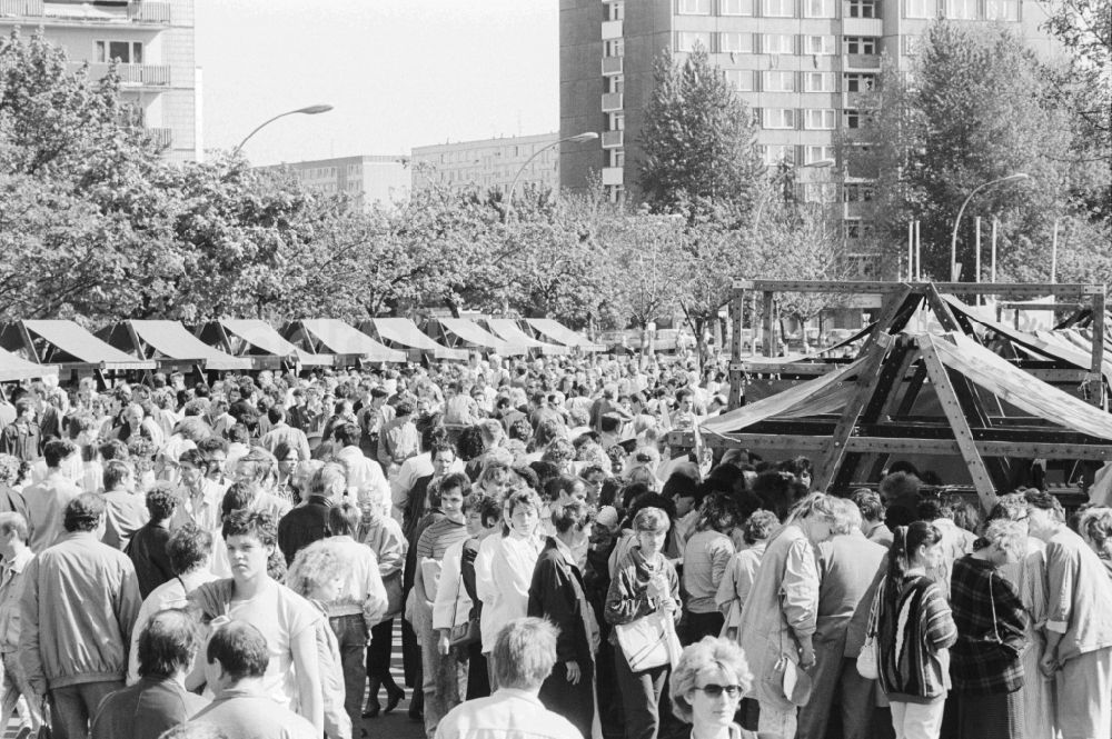 DDR-Bildarchiv: Berlin - Besucher auf dem Volksfest zum 1. Mai am Alexanderplatz in Berlin