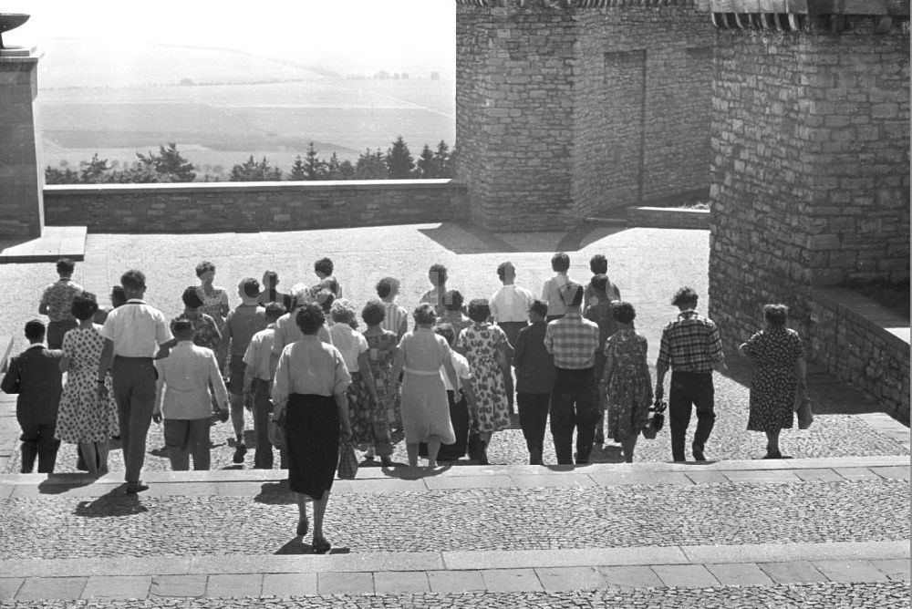 DDR-Bildarchiv: Buchenwald - Besuchergruppe in der Nationalen Mahn- und Gedenkstätte Buchenwald 1961