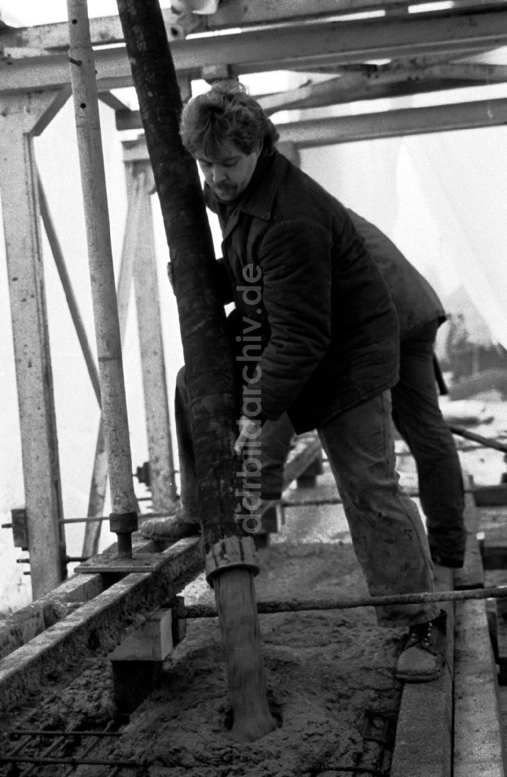 DDR-Fotoarchiv: Berlin-Köpenick - Betonierarbeiten an der Brücke - Wuhlheide 04.12.89 Foto:Grahn Umschlagnummer: 1461