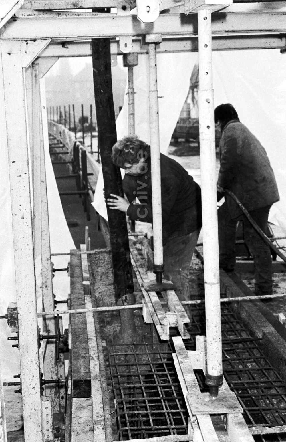 DDR-Bildarchiv: Berlin-Köpenick - Betonierarbeiten an der Brücke - Wuhlheide 04.12.89 Foto:Grahn Umschlagnummer: 1461