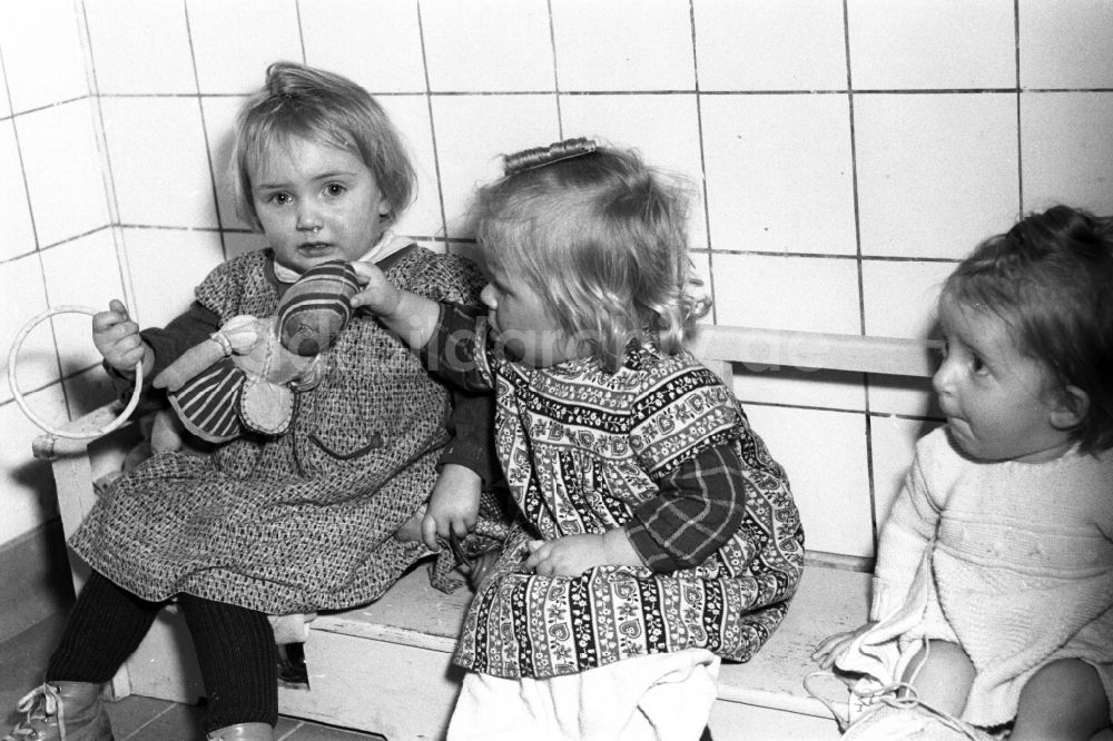 Dresden: Betreuung einer Kindergartengruppe auf einer Bank in Dresden in Sachsen in der DDR