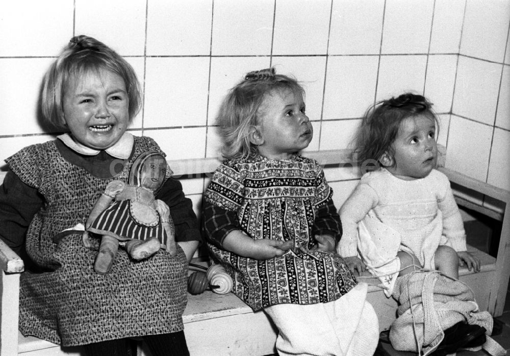 DDR-Bildarchiv: Dresden - Betreuung einer Kindergartengruppe auf einer Bank in Dresden in Sachsen in der DDR