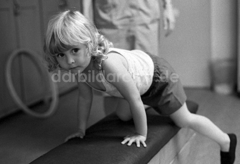 DDR-Fotoarchiv: Berlin - Betreuung einer Kindergartengruppe bei der Sporterziehung in einem Turnraum in Berlin in der DDR