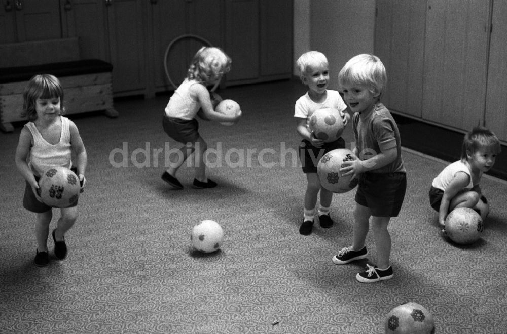 DDR-Bildarchiv: Berlin - Betreuung einer Kindergartengruppe bei der Sporterziehung in einem Turnraum in Berlin auf dem Gebiet der ehemaligen DDR, Deutsche Demokratische Republik