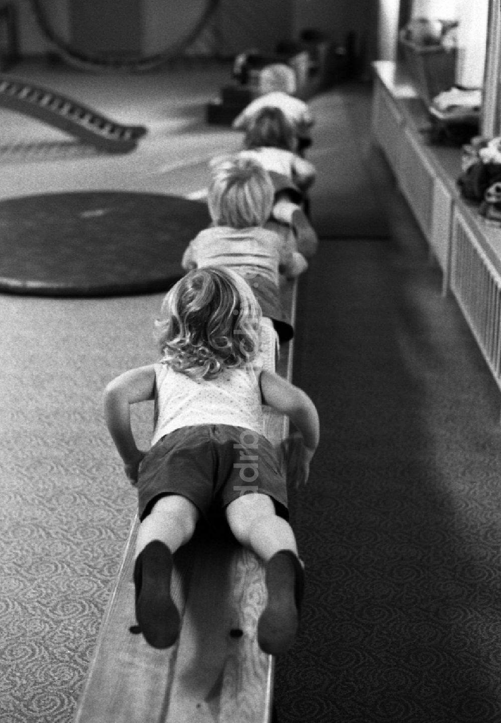 DDR-Fotoarchiv: Berlin - Betreuung einer Kindergartengruppe bei der Sporterziehung in einem Turnraum in Berlin auf dem Gebiet der ehemaligen DDR, Deutsche Demokratische Republik