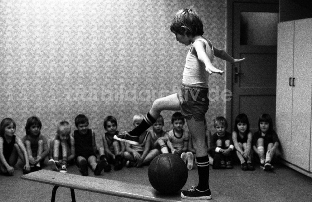 DDR-Bildarchiv: Berlin - Betreuung einer Kindergartengruppe bei der Sporterziehung in einem Turnraum in Berlin auf dem Gebiet der ehemaligen DDR, Deutsche Demokratische Republik