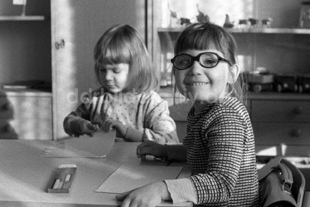 DDR-Bildarchiv: Berlin - Betreuung einer Kindergartengruppe bei Vorschul- Übungen und Spielen in Berlin in der DDR