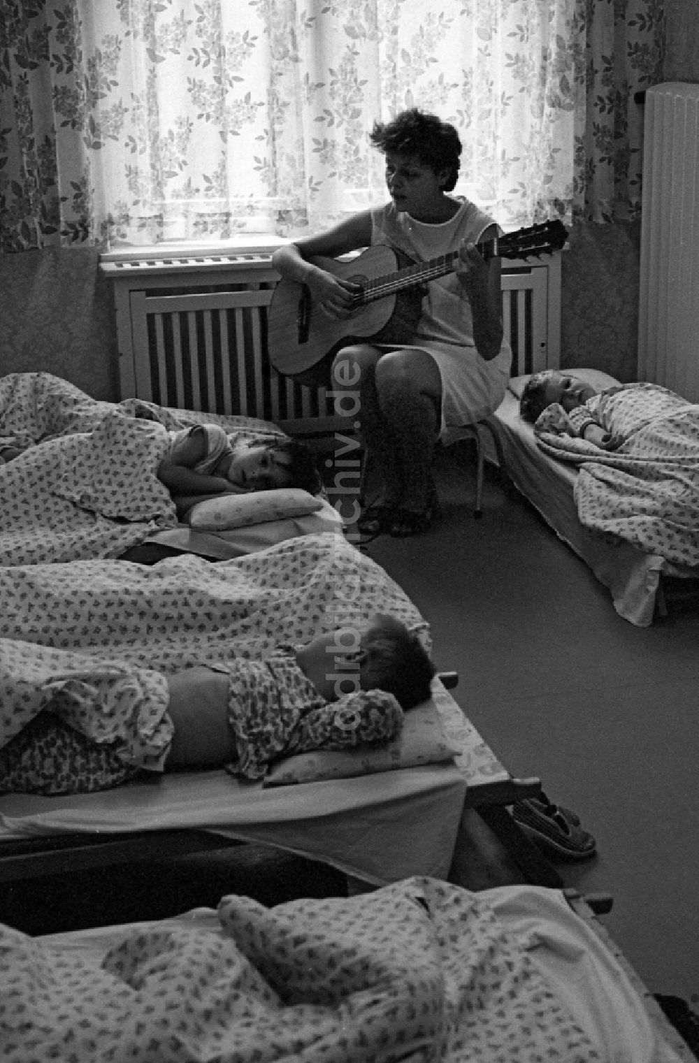 DDR-Fotoarchiv: Berlin - Betreuung einer Kindergartengruppe beim Mittagsschlaf in Berlin, der ehemaligen Hauptstadt der DDR, Deutsche Demokratische Republik