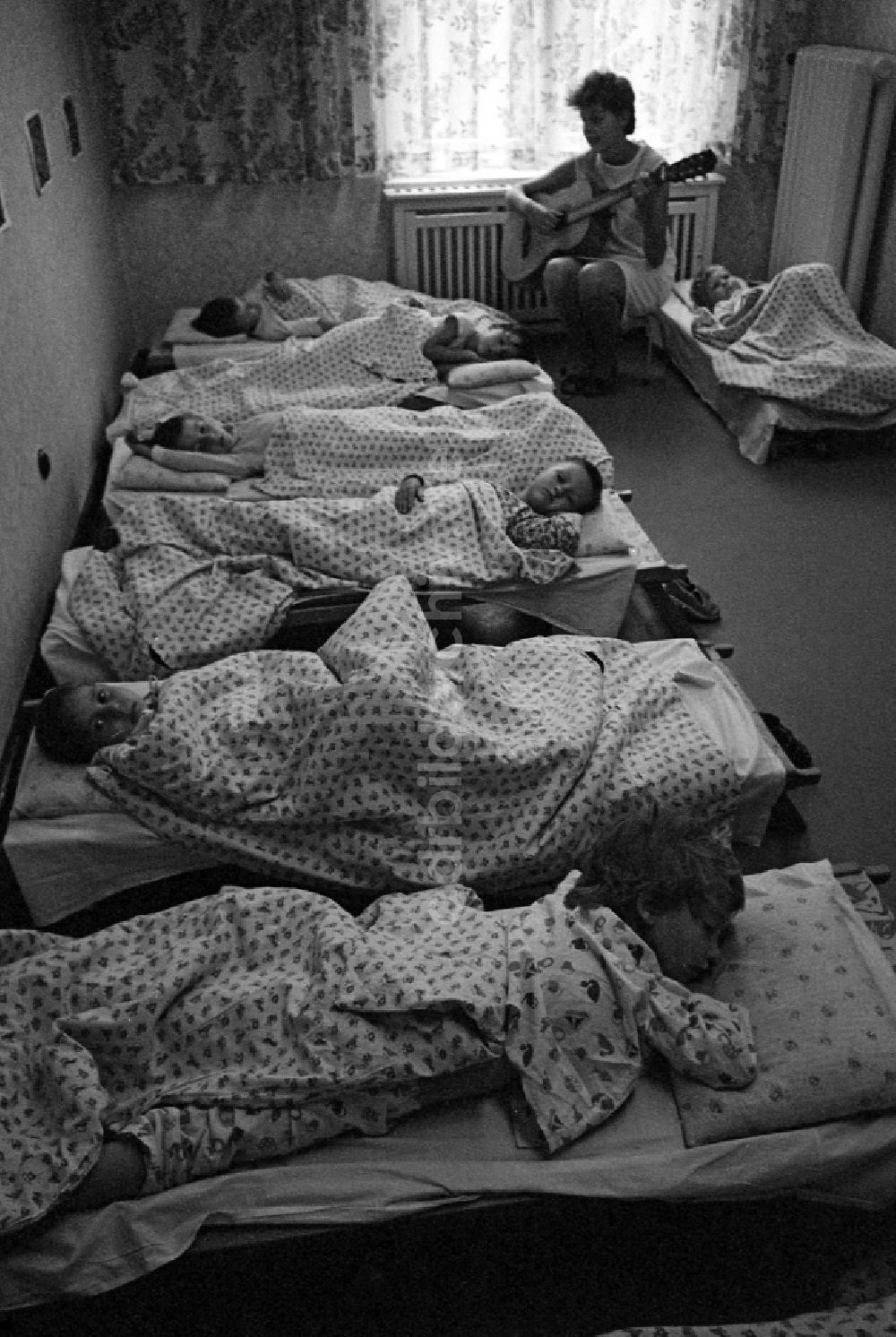 Berlin: Betreuung einer Kindergartengruppe beim Mittagsschlaf in Berlin, der ehemaligen Hauptstadt der DDR, Deutsche Demokratische Republik