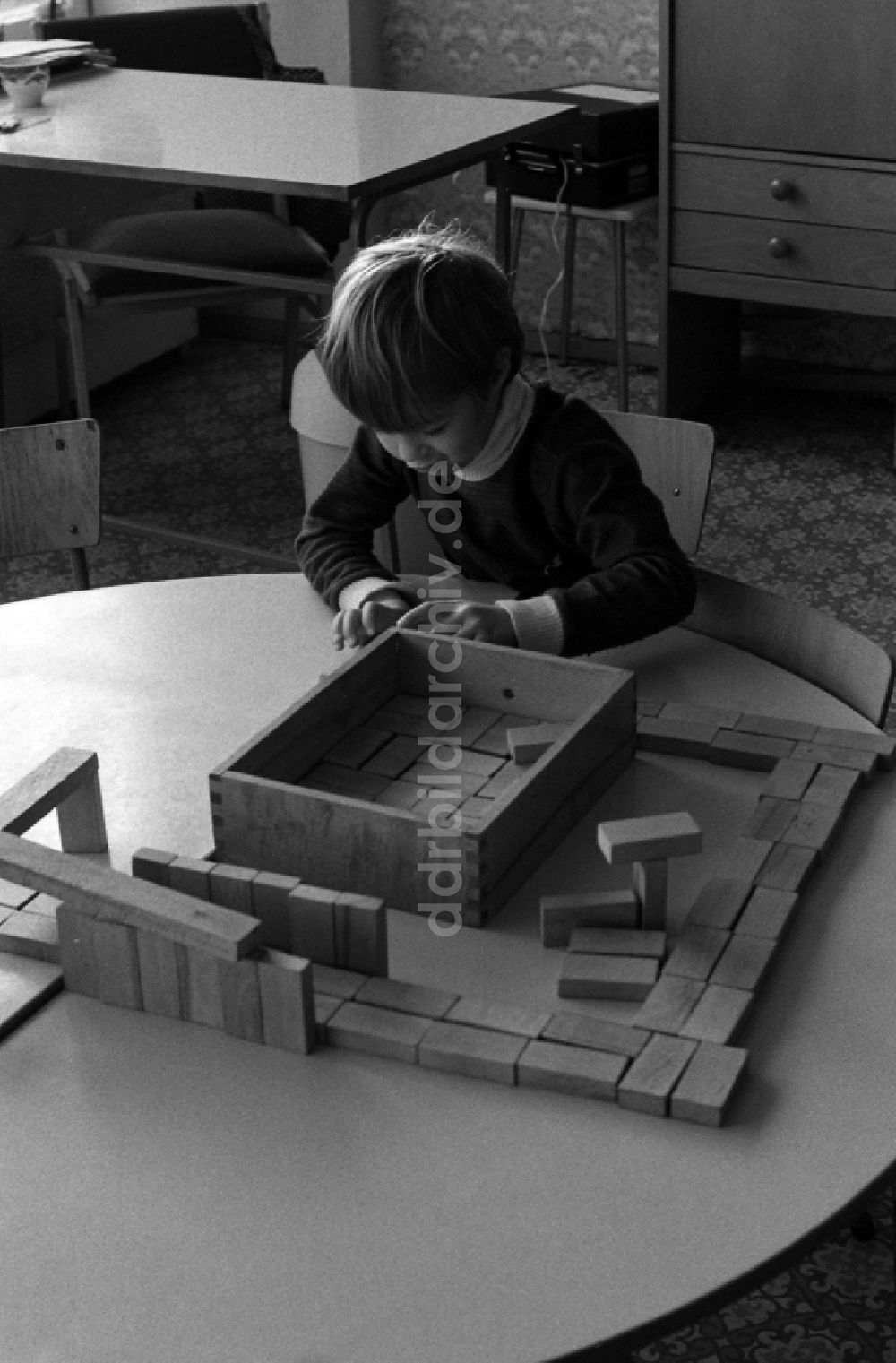 Berlin: Betreuung einer Kindergartengruppe beim Spiel mit Holzbausteinen in Berlin, der ehemaligen Hauptstadt der DDR, Deutsche Demokratische Republik