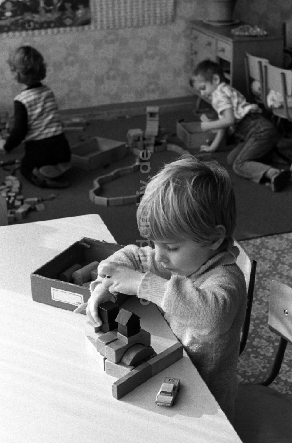 DDR-Bildarchiv: Berlin - Betreuung einer Kindergartengruppe beim Spiel mit Holzbausteinen in Berlin, der ehemaligen Hauptstadt der DDR, Deutsche Demokratische Republik