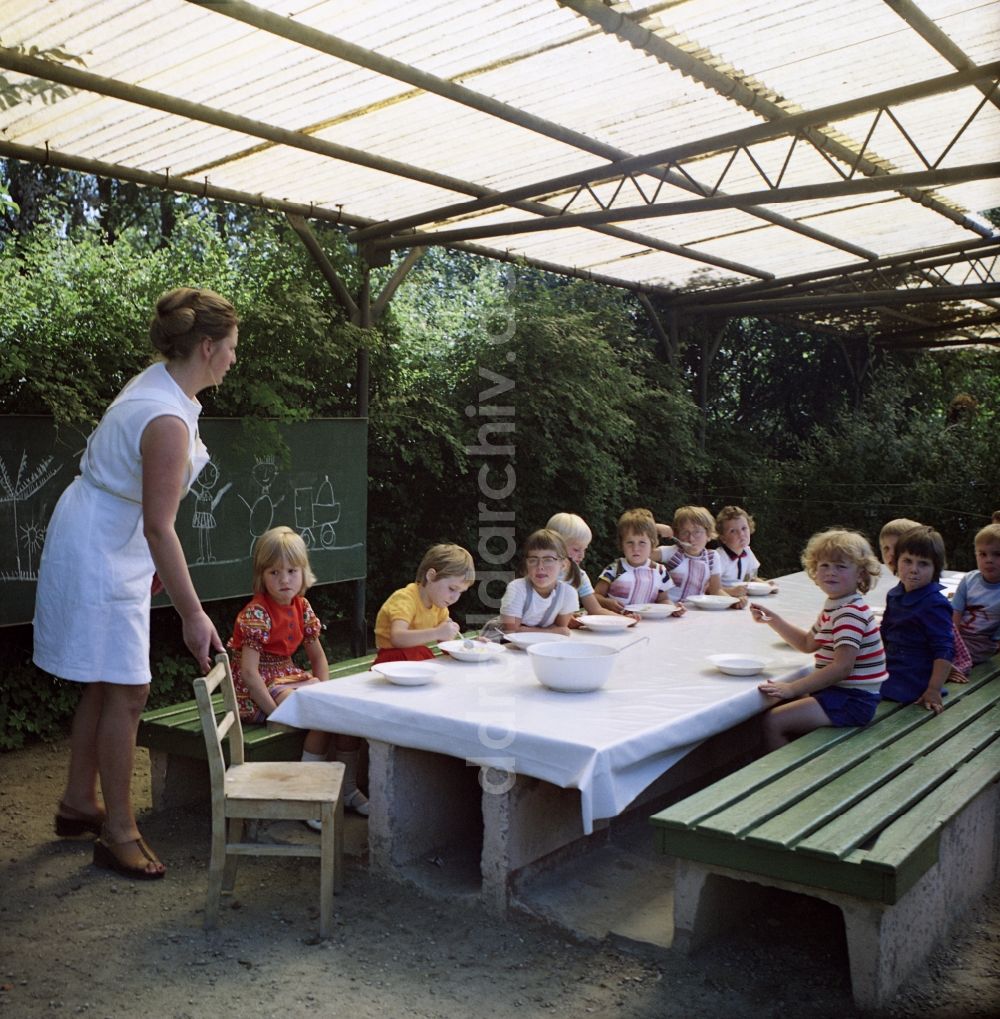 Berlin: Betreuung einer Kindergartengruppe in Berlin, der ehemaligen Hauptstadt der DDR, Deutsche Demokratische Republik
