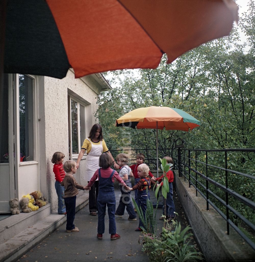 DDR-Bildarchiv: Berlin - Betreuung einer Kindergartengruppe in Berlin, der ehemaligen Hauptstadt der DDR, Deutsche Demokratische Republik