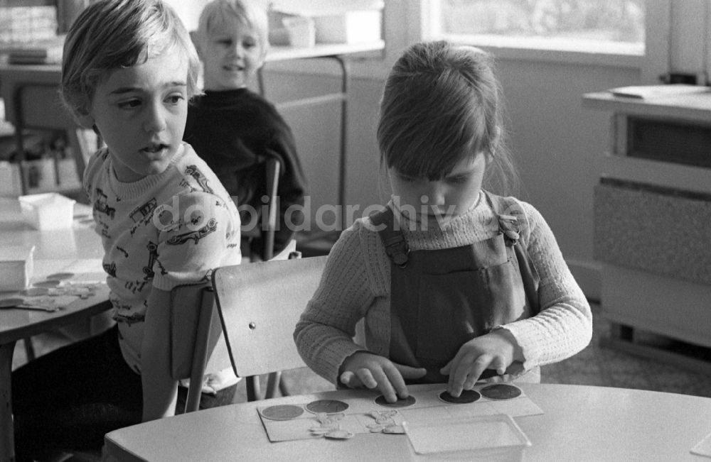 DDR-Bildarchiv: Berlin - Betreuung einer Kindergartengruppe in Berlin, der ehemaligen Hauptstadt der DDR, Deutsche Demokratische Republik