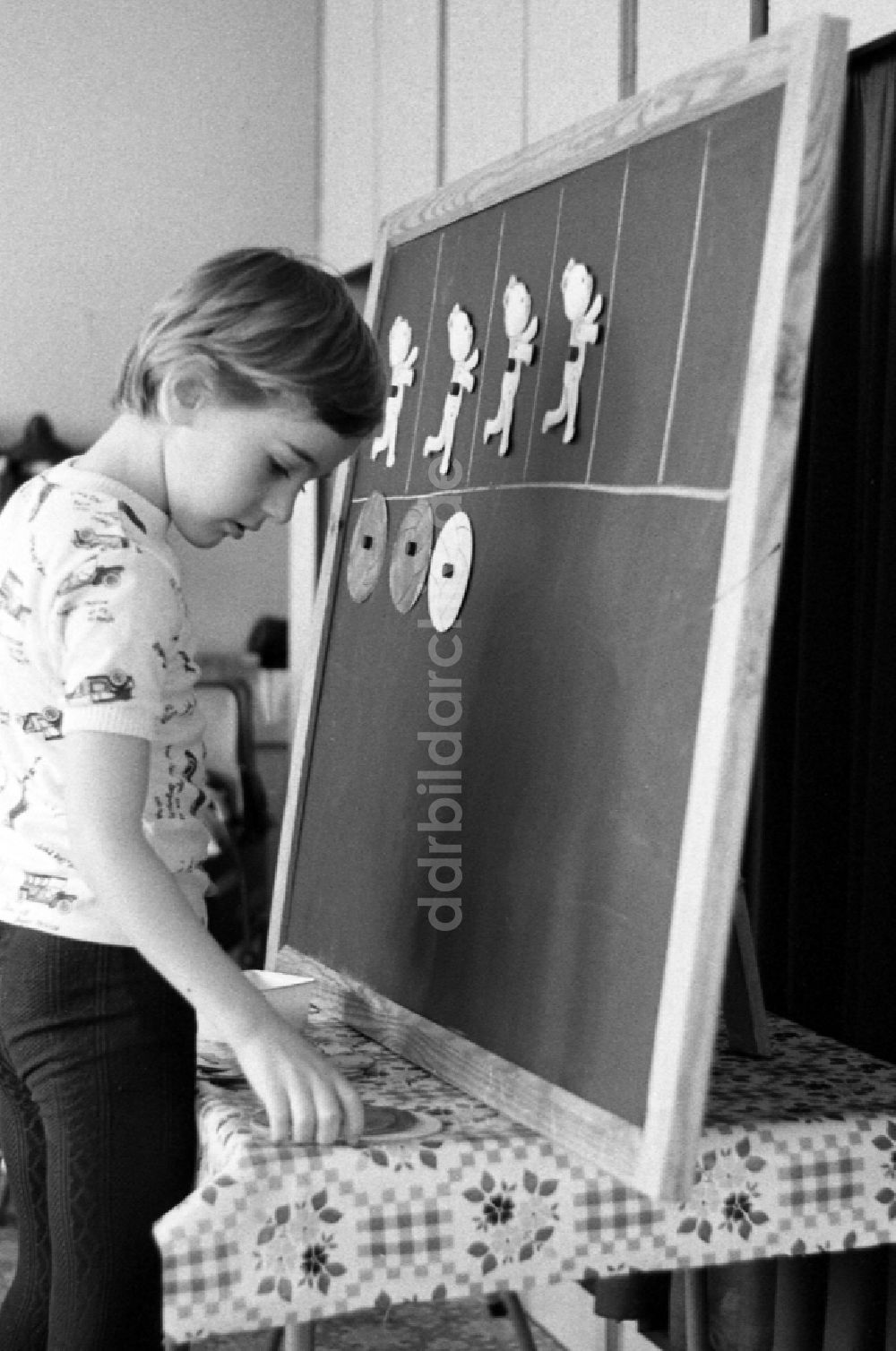DDR-Fotoarchiv: Berlin - Betreuung einer Kindergartengruppe in Berlin, der ehemaligen Hauptstadt der DDR, Deutsche Demokratische Republik