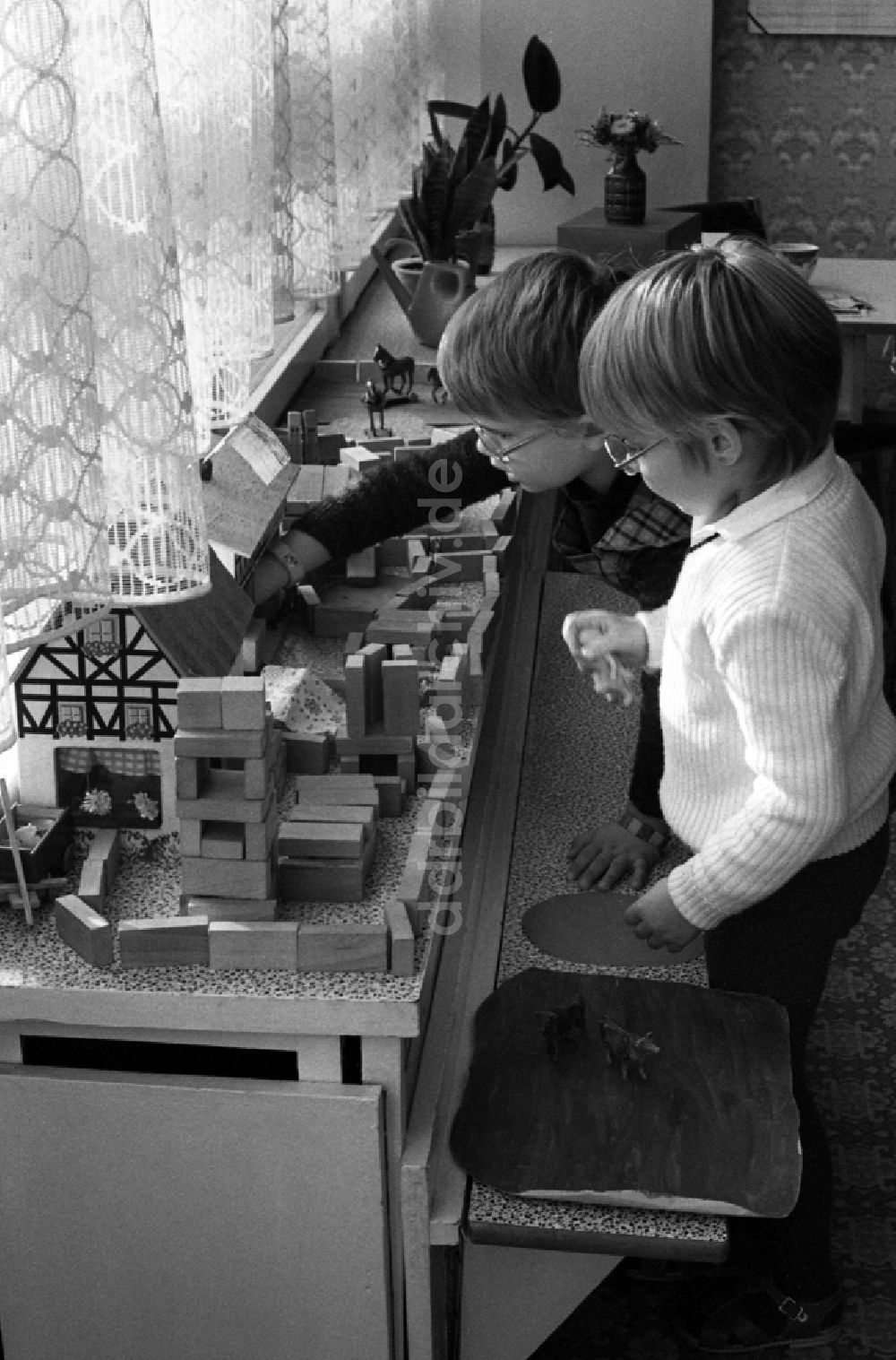 Berlin: Betreuung einer Kindergartengruppe in Berlin, der ehemaligen Hauptstadt der DDR, Deutsche Demokratische Republik