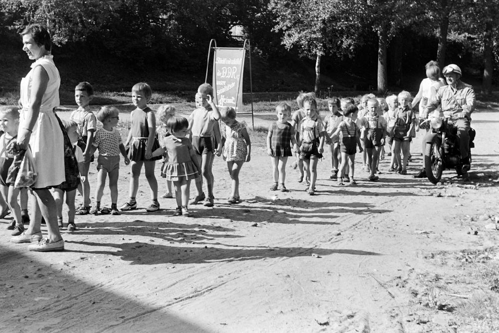 DDR-Fotoarchiv: Berlin - Betreuung einer Kindergartengruppe im Volkspark im Ortsteil Friedrichshain in Berlin in der DDR