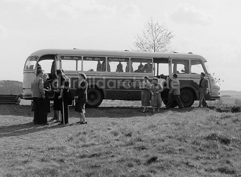 DDR-Bildarchiv: Halberstadt - Betriebsausflug mit dem Bus in Halberstadt in Sachsen-Anhalt in der DDR