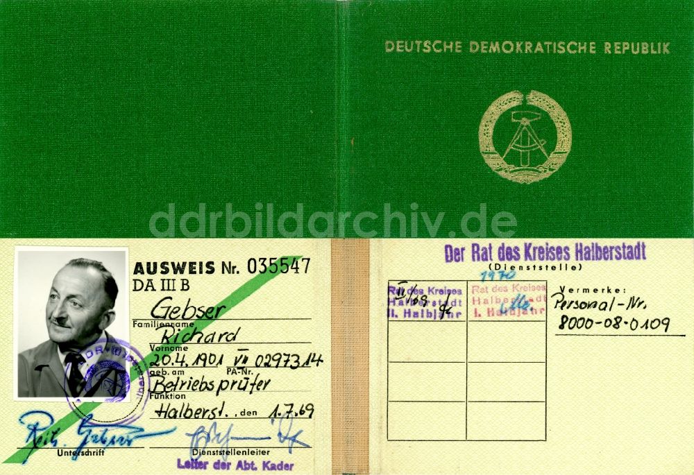 DDR-Fotoarchiv: Halberstadt - Betriebsprüfer - Ausweis als Klappausweis ausgestellt in Halberstadt im Bundesland Sachsen-Anhalt auf dem Gebiet der ehemaligen DDR, Deutsche Demokratische Republik