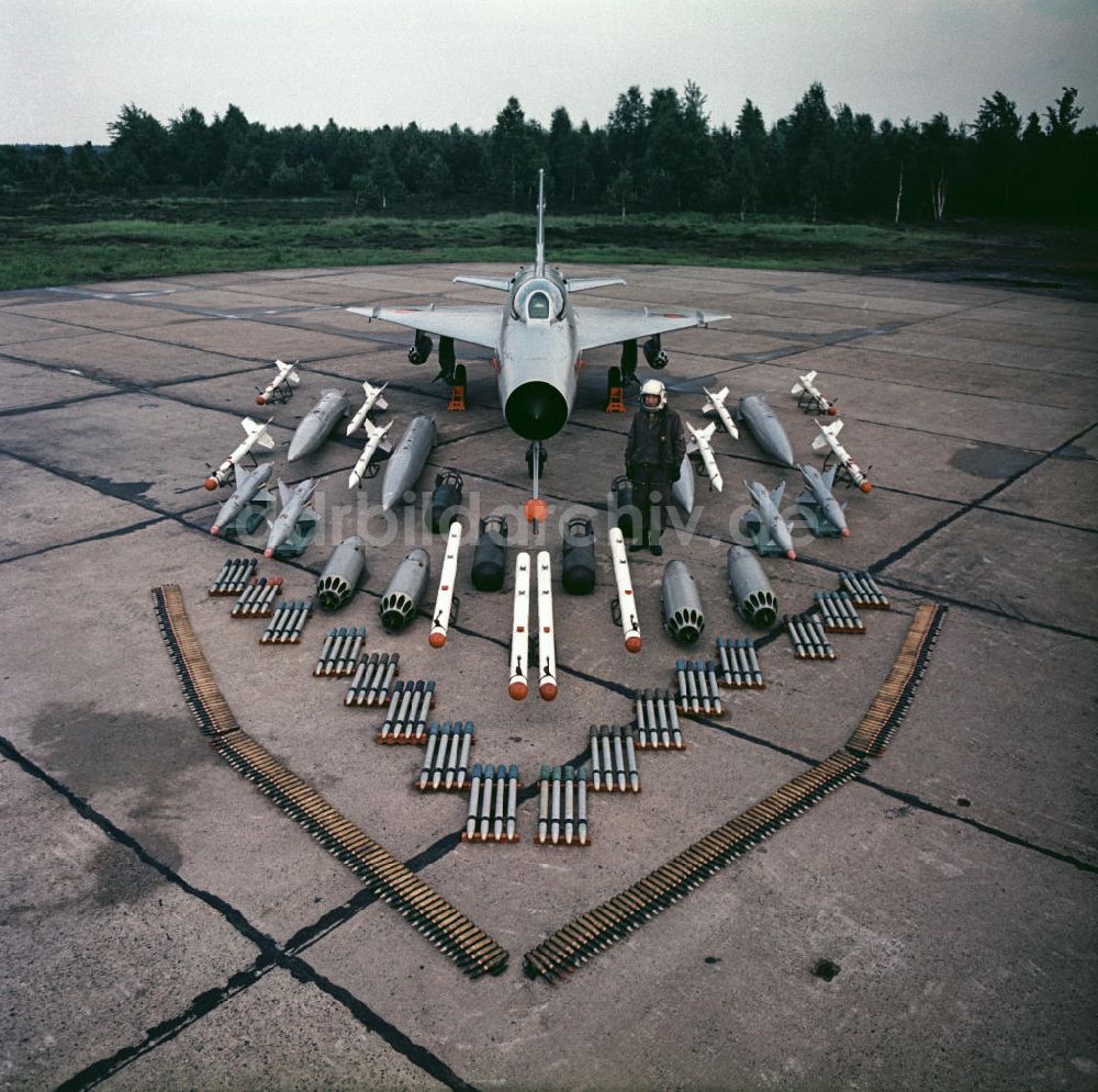 DDR-Fotoarchiv: Drewitz - Bewaffnung einer MiG-21 auf dem Flugplatz Cottbus-Drewitz
