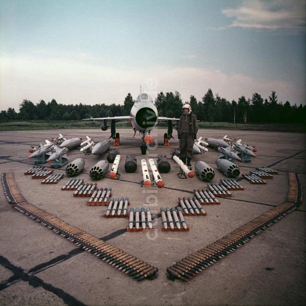Drewitz: Bewaffnung einer MiG-21 auf dem Flugplatz Cottbus-Drewitz