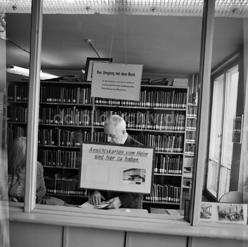 Leipzig: Bibliothek in einem Altenheim in Leipzig in Sachsen in der DDR