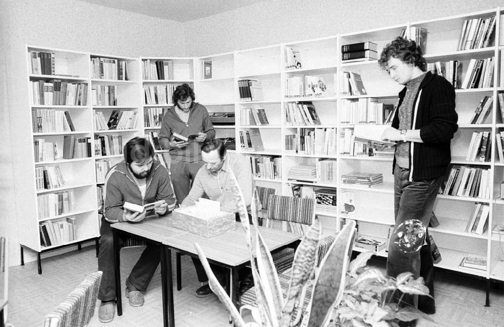 DDR-Bildarchiv: Berlin - Bibliothek / Freizeitraum im Arbeiterwohnheim Berlin Lichtenberg