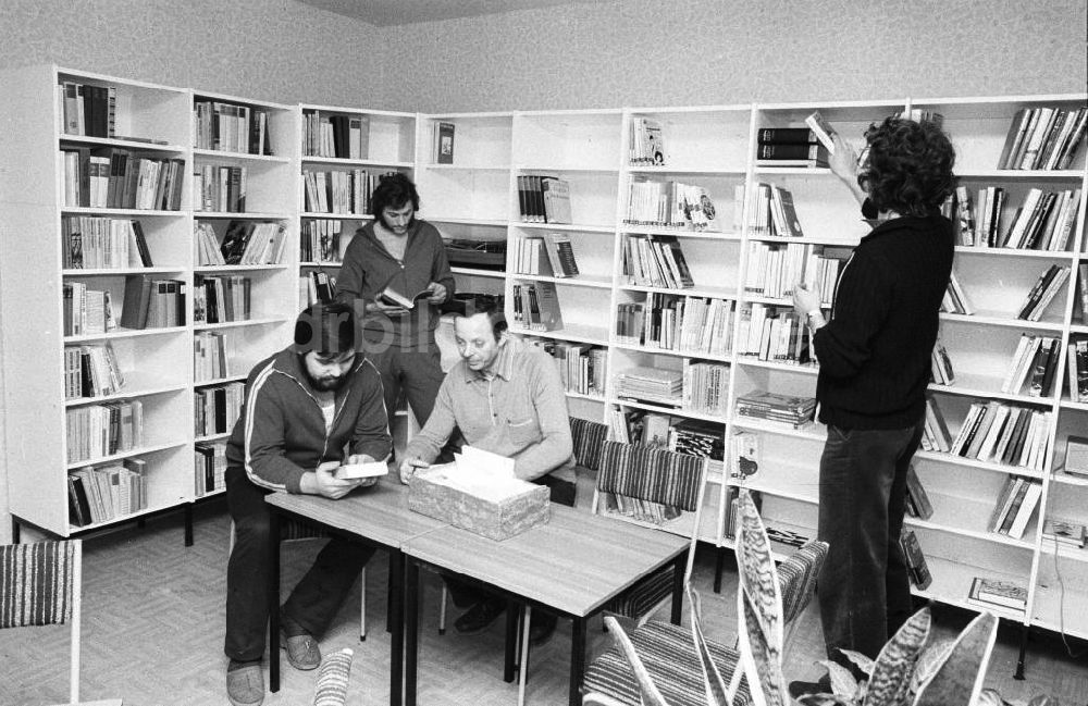 DDR-Fotoarchiv: Berlin - Bibliothek / Freizeitraum im Arbeiterwohnheim Berlin Lichtenberg