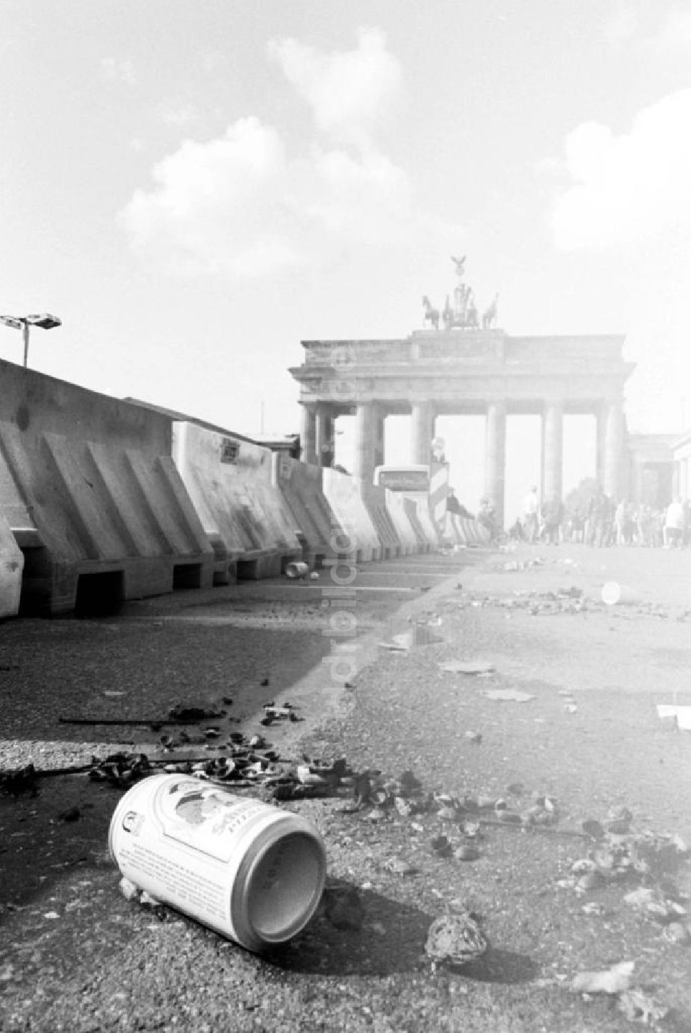 Berlin-Mitte Berlin-Tiergarten: Bierdose auf Boden hinter Straßenabgrenzung vor Brandenburger Tor in Berlin
