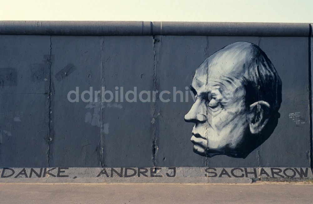 Berlin - Friedrichshain: Bild von Dmitri Wrubel Danke, Andrej Sacharow an der East Side Gallary in Berlin - Friedrichshain