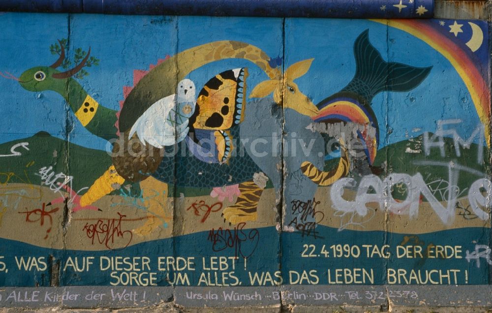DDR-Fotoarchiv: Berlin - Friedrichshain - Bild Frieden für alles an der Berliner Mauer in Berlin - Friesrichshain