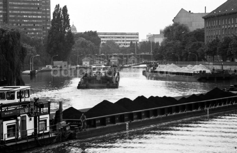 DDR-Bildarchiv: Berlin-Mitte - Binnenschiffahrt Jannowitzbrücke 26.07.89 Foto: ND/Grahn Umschlagnummer: 0887