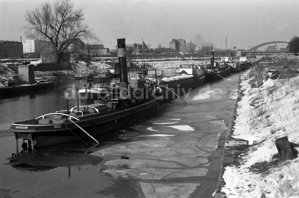 DDR-Bildarchiv: Magdeburg - Binnenschiffe auf der Elbe mit Eisschollen in Magdeburg
