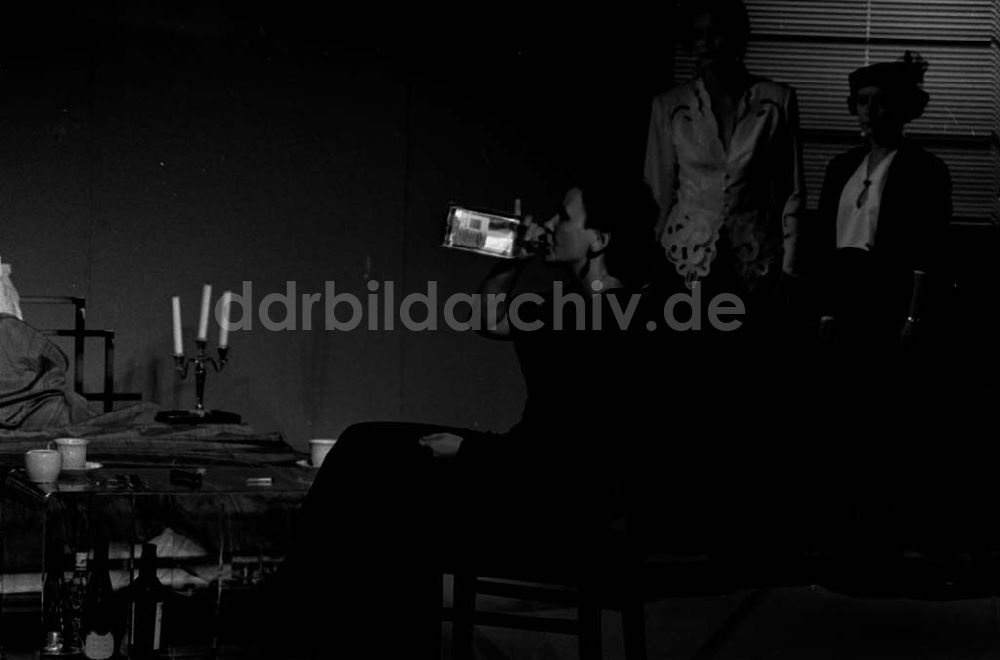 Berlin-Mitte: Bittere Tränen der Karola von Kaut im Gorki-Theater 09.09.92 Foto:ND/ Lange Umschlag 1135