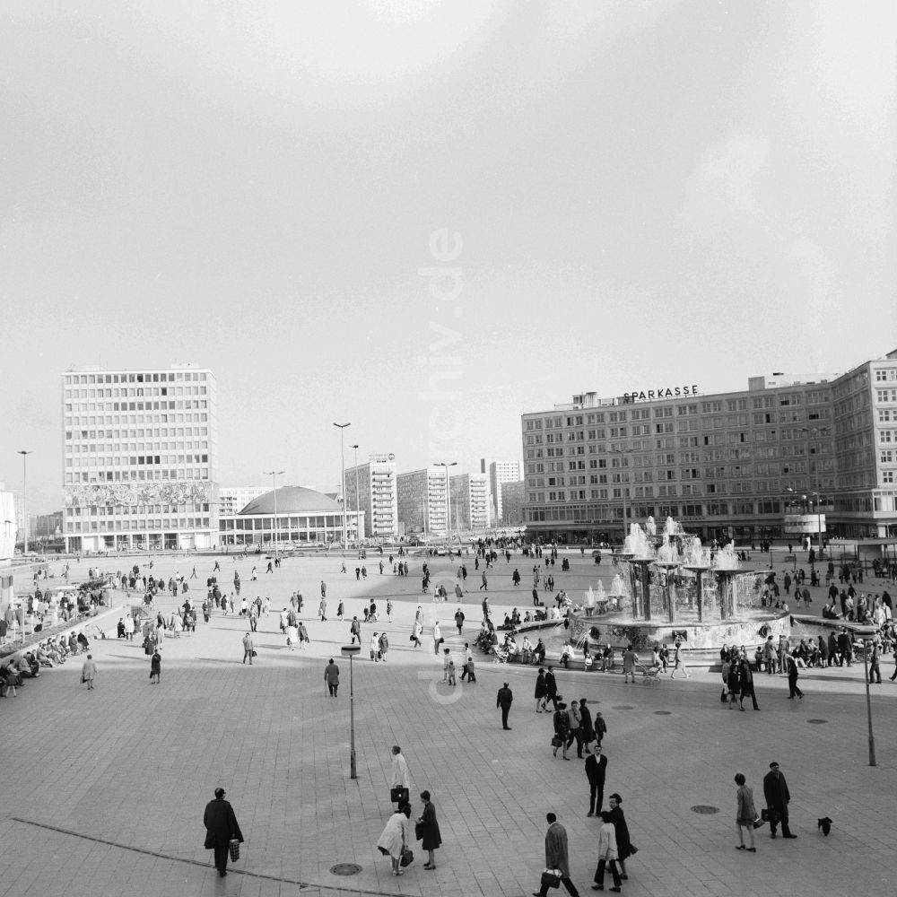 DDR-Fotoarchiv: Berlin - Blick auf den Alexanderplatz in Berlin