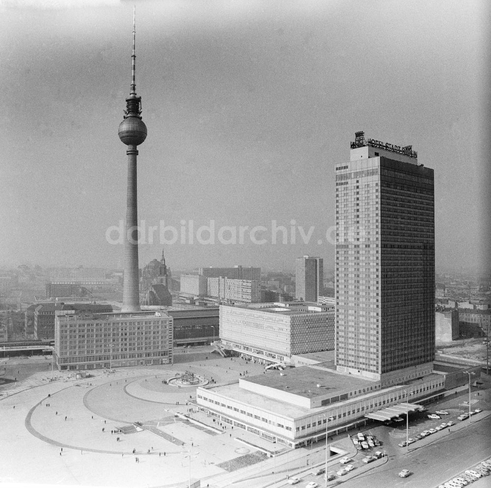 Berlin: Blick auf den Alexanderplatz in Berlin, der ehemaligen Hauptstadt der DDR, Deutsche Demokratische Republik