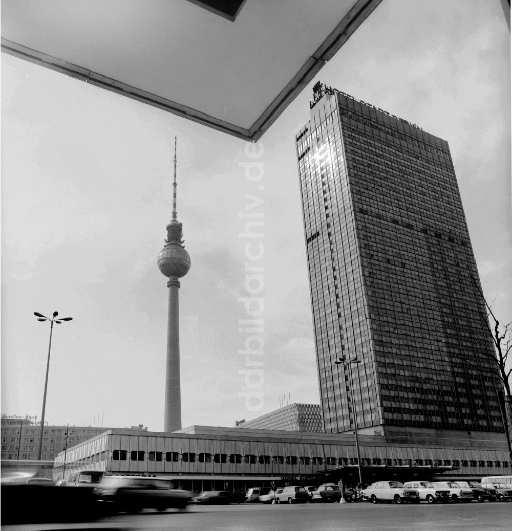 DDR-Bildarchiv: Berlin - Blick auf den Alexanderplatz in Berlin, der ehemaligen Hauptstadt der DDR, Deutsche Demokratische Republik
