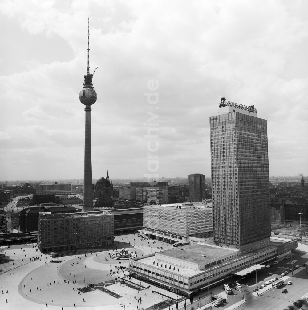 DDR-Fotoarchiv: Berlin - Blick auf den Alexanderplatz in Berlin - Mitte
