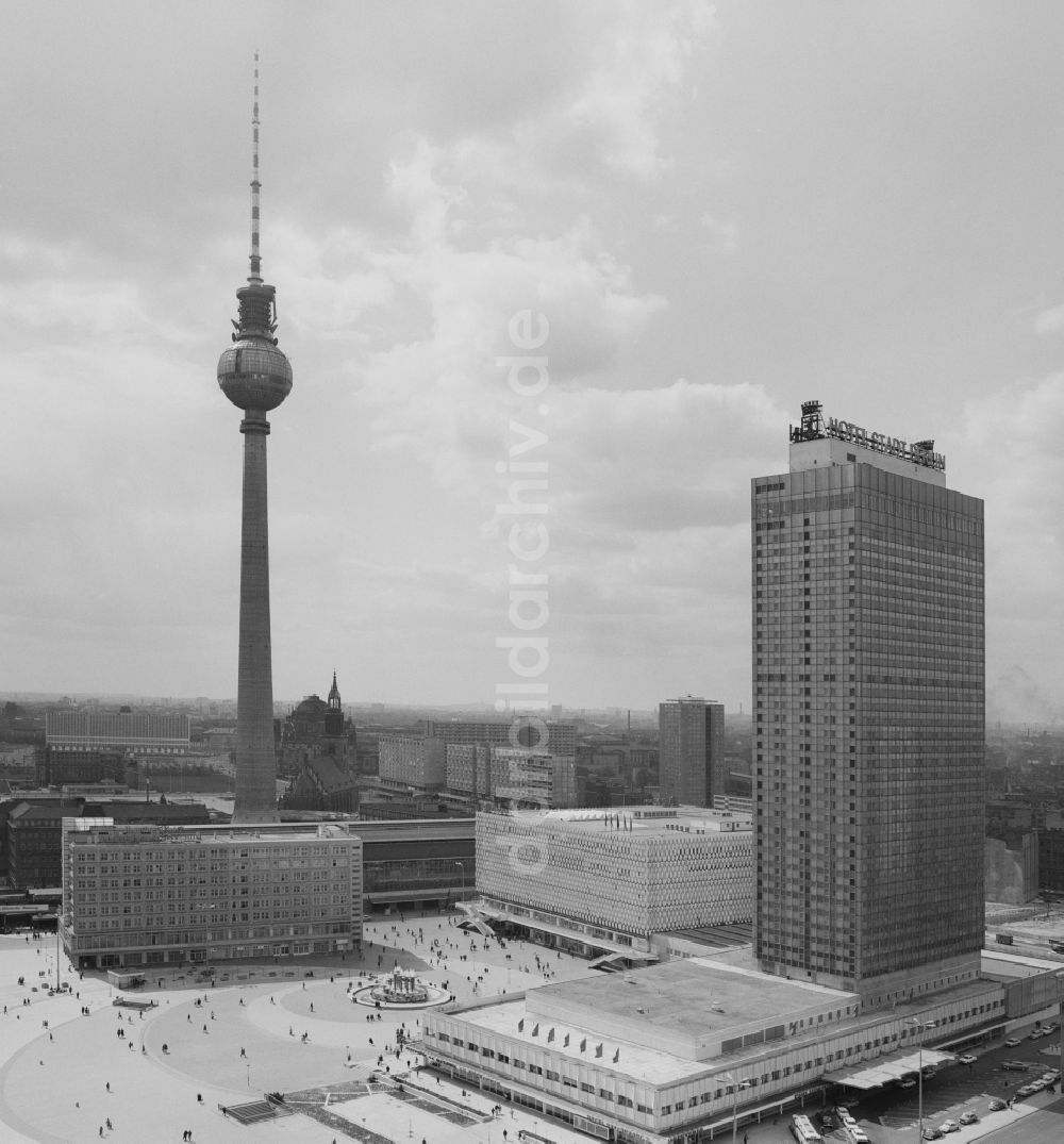 Berlin: Blick auf den Alexanderplatz in Berlin - Mitte