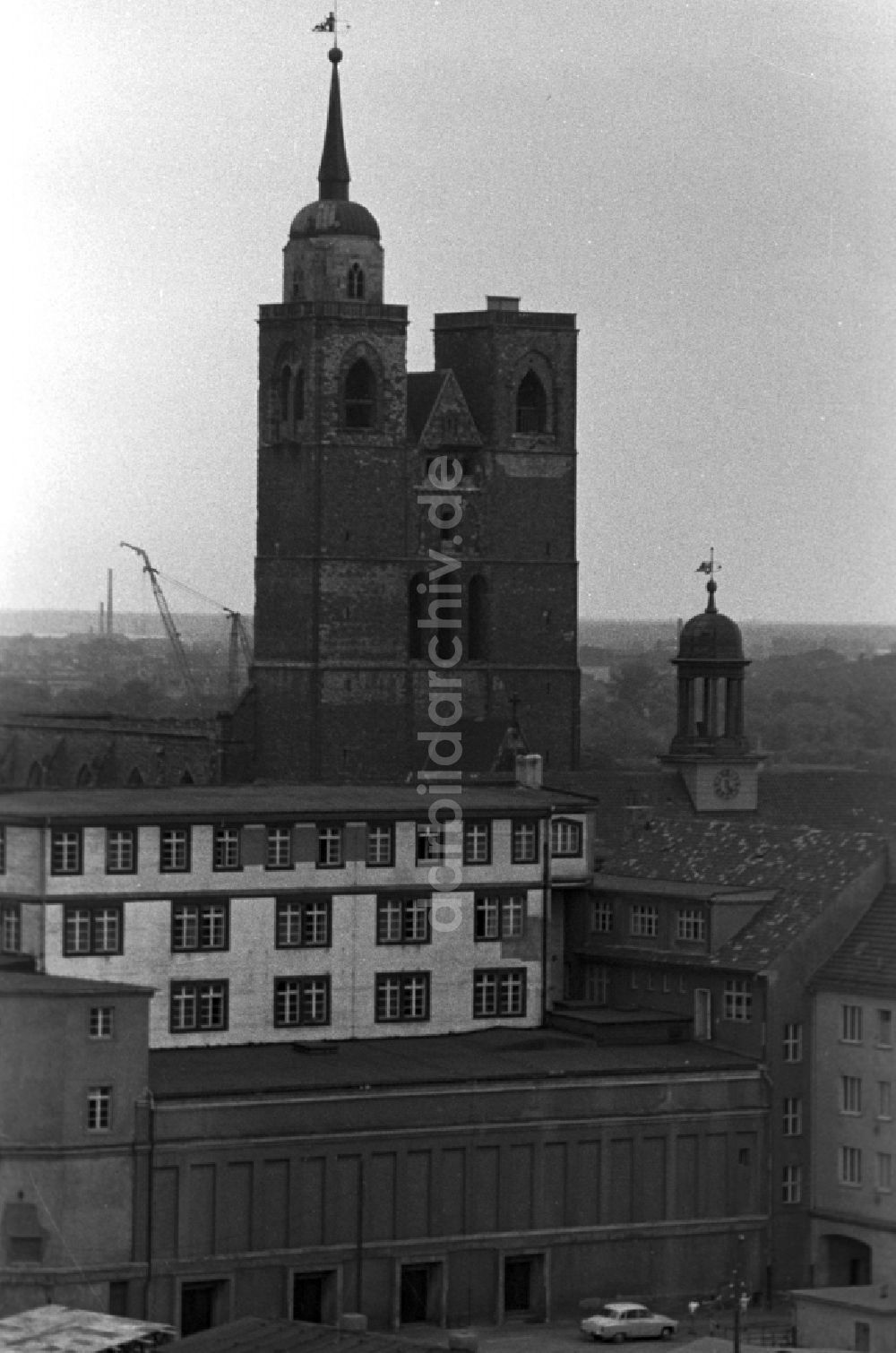 Magdeburg: Blick auf die Altstadt von Magdeburg mit der Sankt-Johannis-Kirche in Magdeburg in Sachsen - Anhalt