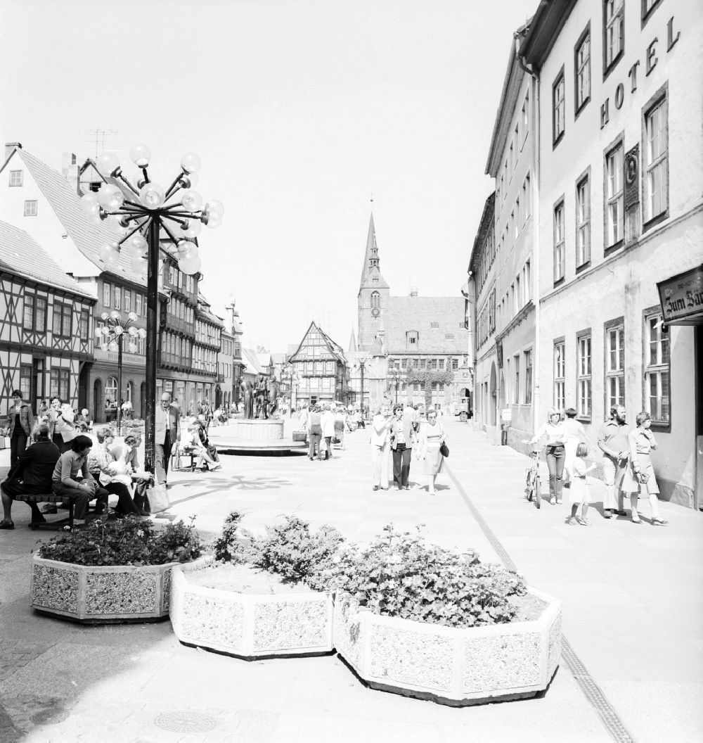 DDR-Fotoarchiv: Quedlinburg - Blick auf die Altstadt am Markt in Quedlinburg in Sachsen-Anhalt in der DDR
