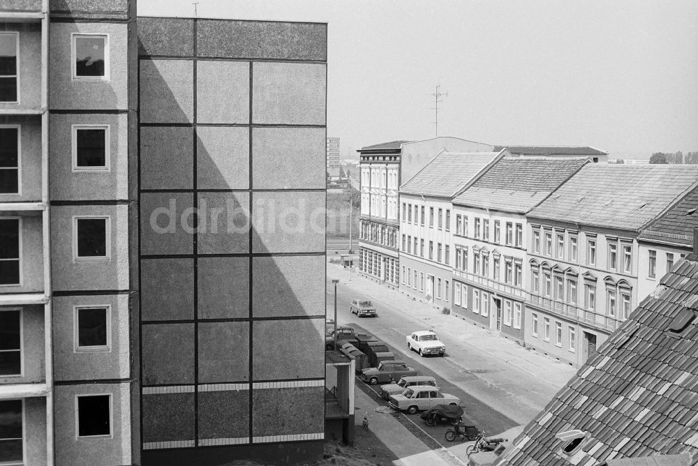 Magdeburg: Blick vom Balkon auf die Altbauten an der Haldensleber Straße in Magdeburg in Sachsen-Anhalt in der DDR