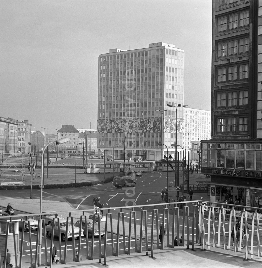 DDR-Fotoarchiv: Berlin - Mitte - Blick vom Balkon des Berolinahauses in Richtung Haus des Lehrers in Berlin - Mitte