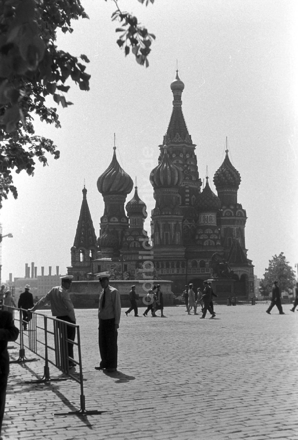 Moskau: Blick auf die Basilius - Kathedrale am Roten Platz in Moskau