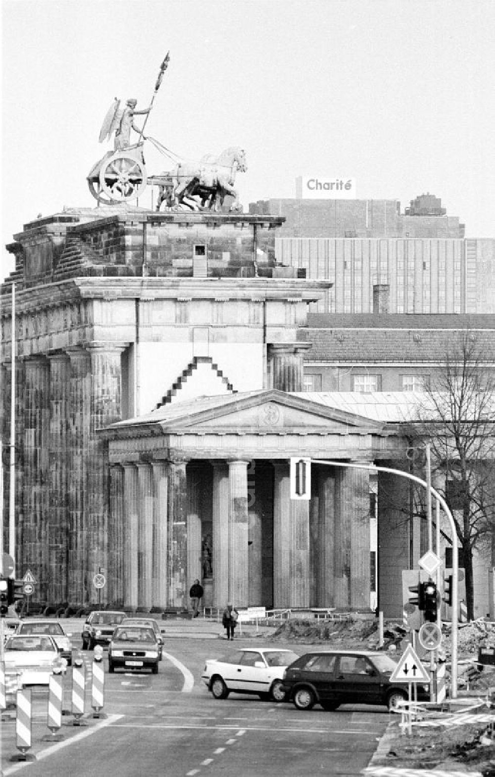 DDR-Bildarchiv: Berlin-Mitte - Blick über die Ebertstraße auf das Brandenburger Tor in Berlin