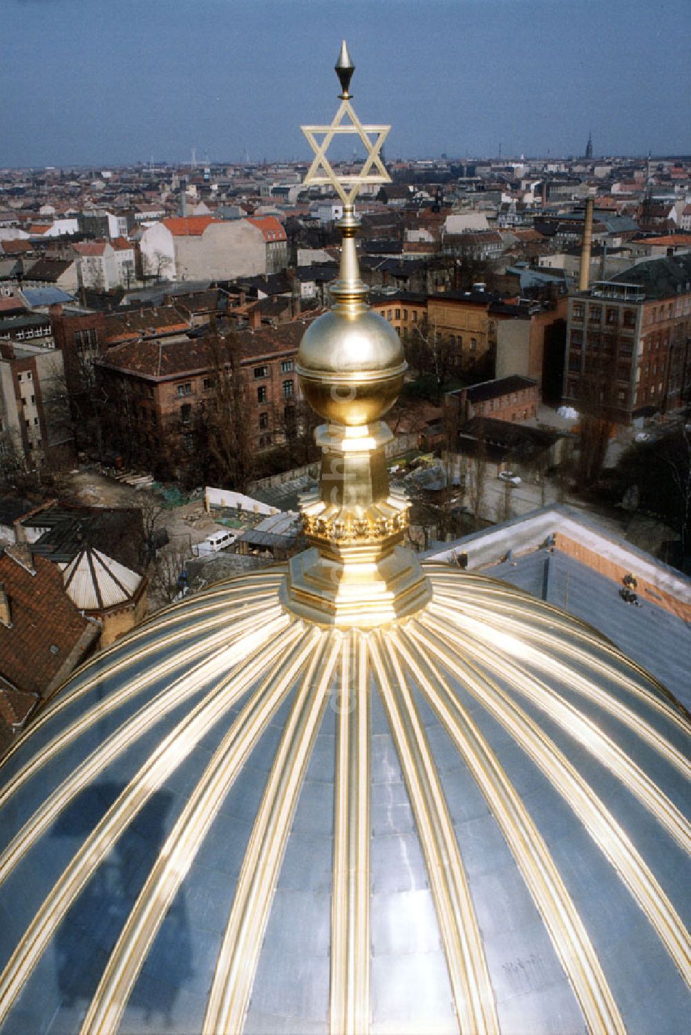Berlin: Blick über die goldglänzende Kuppel der Neuen Synagoge in der Oranienburger Straße 02.04.1992
